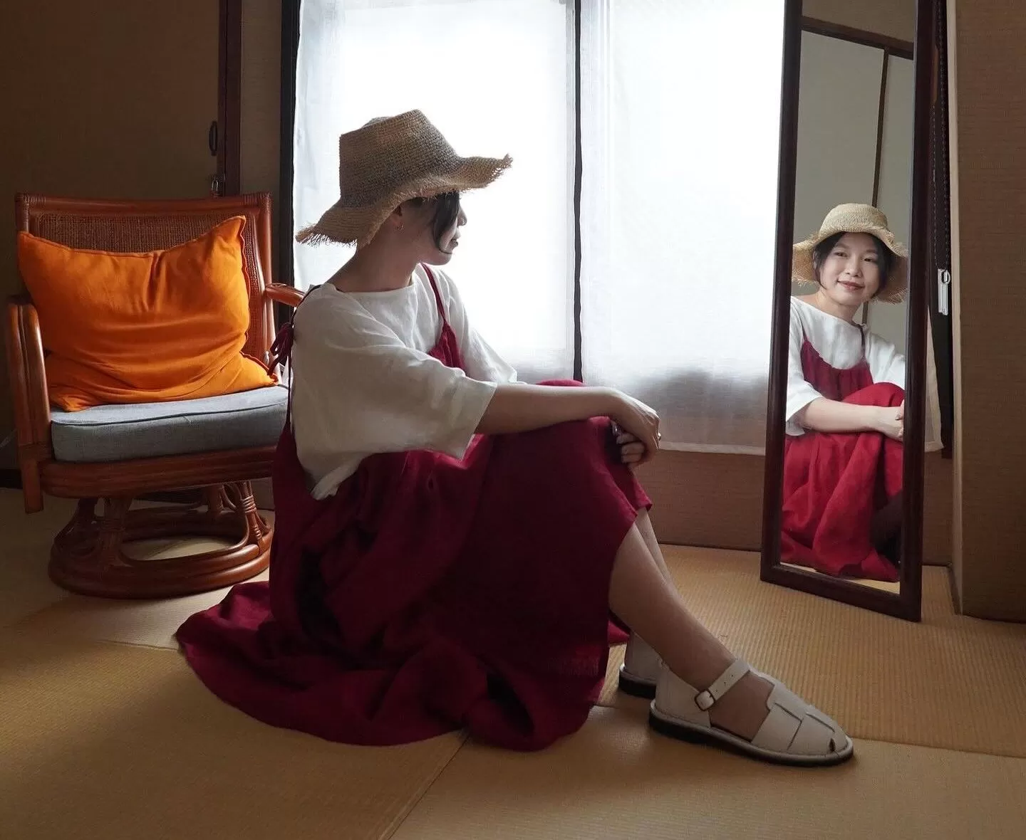 Walk & Wear Project｜Steve Mono × 海豚鳥birphin 一場穿搭與步履的旅行提案。 海豚鳥birphin的衣服，以天然苧麻、亞麻布料製作，經典款浪花、波浪等系列洋裝捕捉自然與日常的輕盈感，展現穿衣的自由與愉悅，多數款式皆有不同穿法，提供三十多種色彩選擇，舒適透氣，簡約大方，讓每天多一點樂趣。  西班牙 Steve Mono 的涼鞋、鞋履與皮件，靈感來自西班牙文化之美，鞋款以當代重塑經典，低調中性，沈穩優雅，既實用又耐看，非常適合日常穿搭與旅行。 這次，我們把海豚鳥birph