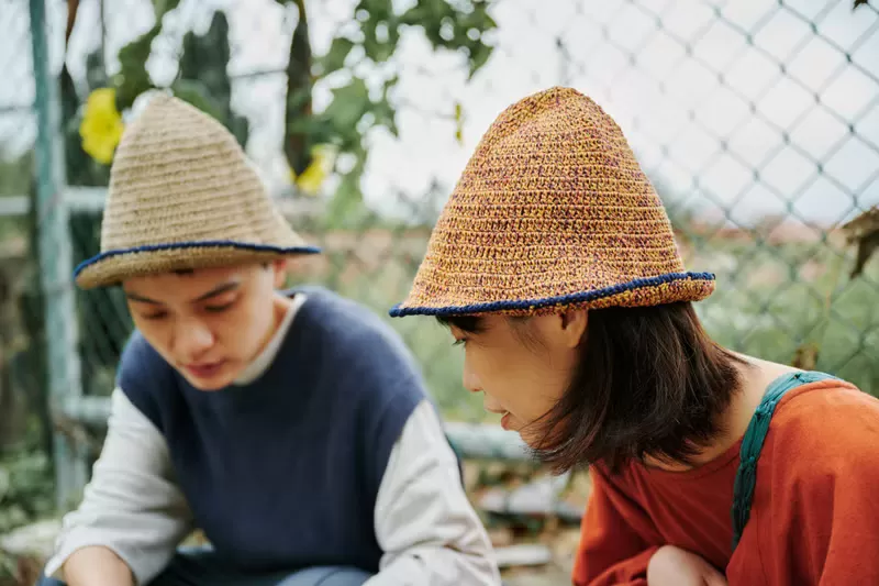 顏色｜稻穗黃x深藍色 材質｜棉線 cotton 100% 製造｜手工編織 made in Taiwan 頭圍｜ 54~58 cm