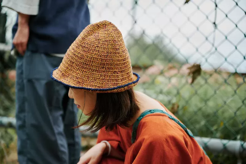 顏色｜稻穗黃x深藍色 材質｜棉線 cotton 100% 製造｜手工編織 made in Taiwan 頭圍｜ 54~58 cm