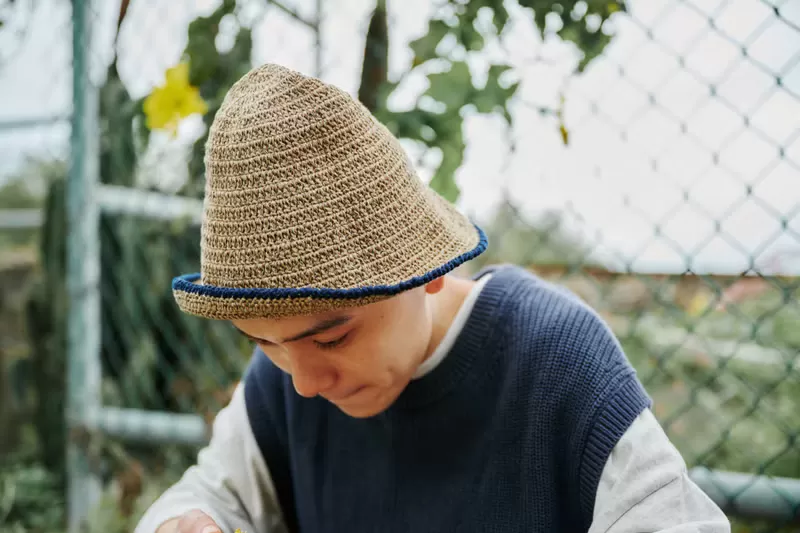 顏色｜燕麥色x深藍色 材質｜棉線 cotton 100% 製造｜手工編織 made in Taiwan 頭圍｜ 54~58 cm