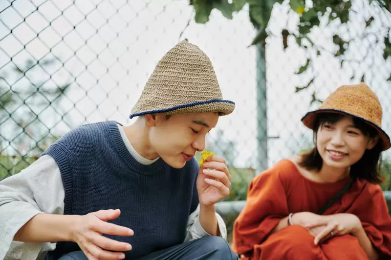 顏色｜燕麥色x深藍色 材質｜棉線 cotton 100% 製造｜手工編織 made in Taiwan 頭圍｜ 54~58 cm