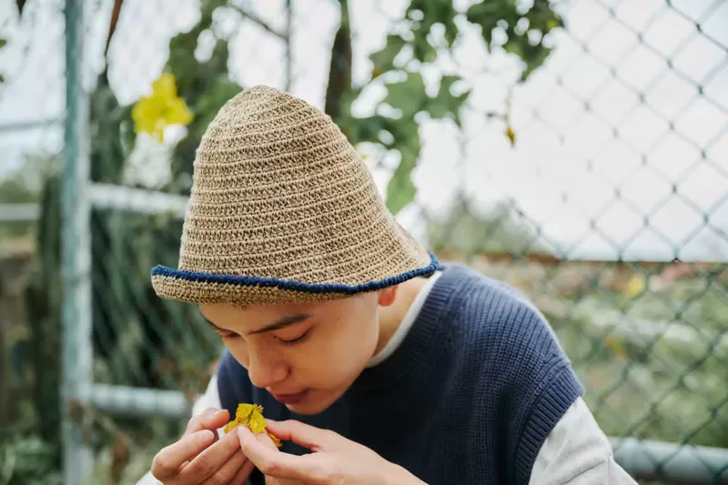 顏色｜燕麥色x深藍色 材質｜棉線 cotton 100% 製造｜手工編織 made in Taiwan 頭圍｜ 54~58 cm