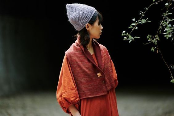  **北國之森｜羊毛混紡雙面披肩圍巾** 顏色｜楓、栗、杉 材質｜細羊毛60% 聚脂纖維40% 尺寸｜25x110公分
