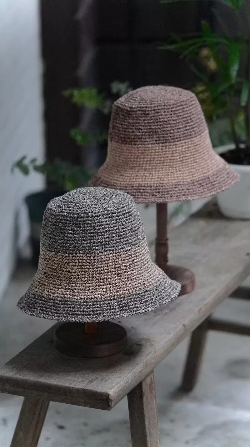 嚴選的台灣製特殊處理可水洗紙纖製成，質感與真實拉菲草十分相近， 並且有著自然的植物色系，適合各式夏季的穿著搭配！ 材質｜ 50%可水洗木漿纖維、50％棉 顏色｜ 芝麻芝麻-煙灰色x米色 / 摩卡摩卡-煙燻粉x米色 帽簷｜約8公分